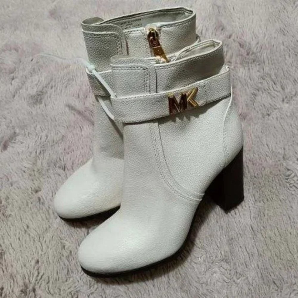 Michael Kors (Jilly Bootie in Light Cream)
